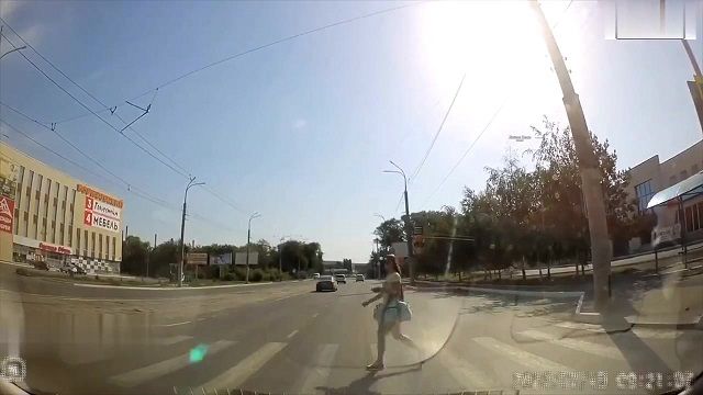 [動画0:19] 横断歩道の歩行者に道を譲り停止、追突される