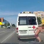 [動画0:13] 下着姿の男、救急車から脱走！