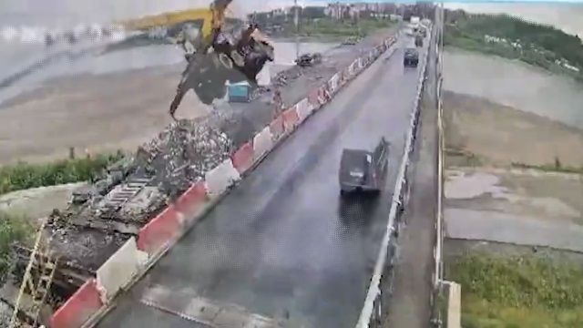 [動画0:49] 橋の工事中にクレーンが落下