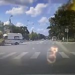 [動画0:25] 救急車二台が交差点で遭遇、お互い譲らず衝突