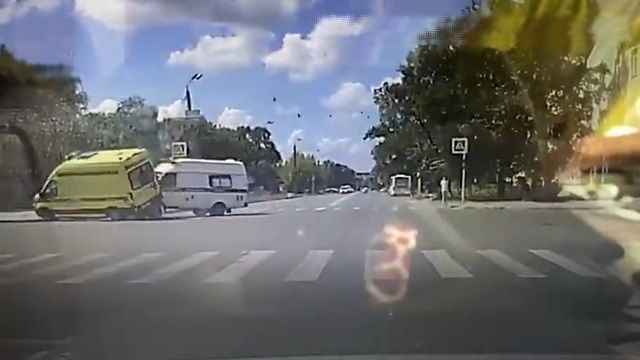 [動画0:25] 救急車二台が交差点で遭遇、お互い譲らず衝突