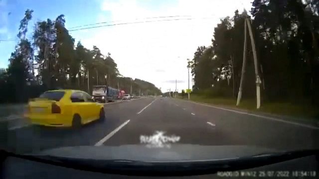 [動画2:37] 猛スピードの車と衝突、とんでもない状態になってしまう