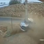 [動画1:00] 猛スピードの車が電柱に衝突、めり込んで大破