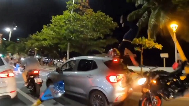 [動画0:36] ライダーが車のルーフに着地！横断歩道で停止した車に追突