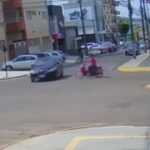 [動画0:42] 猛スピードのバイク、脇道から出てきた車の側面にグシャッ！