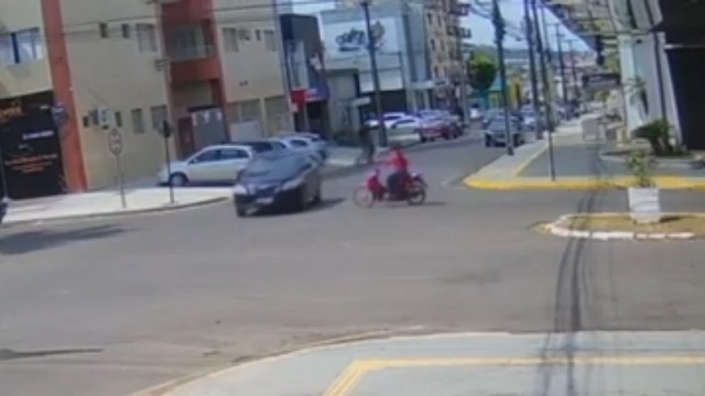 [動画0:42] 猛スピードのバイク、脇道から出てきた車の側面にグシャッ！