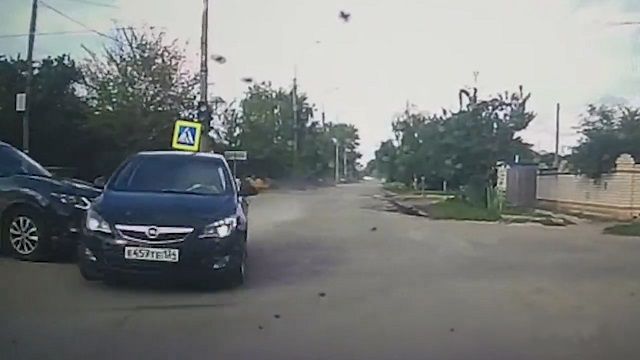 [動画0:14] 女性が信号無視、衝突された車が突っ込んでくる