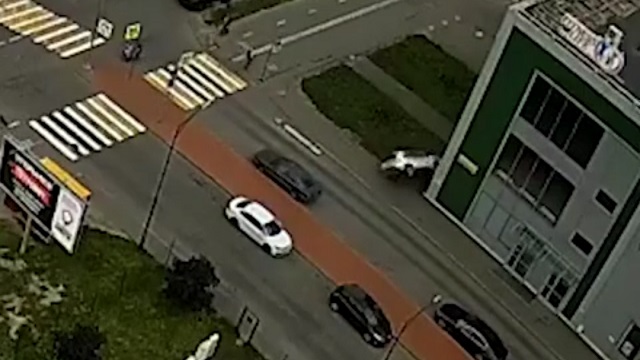 [動画0:10] 縦列駐車しようとした女性、なぜか横転してしまう