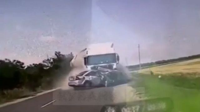 [動画0:07] トラックと正面衝突、祖父母と孫三人が亡くなる