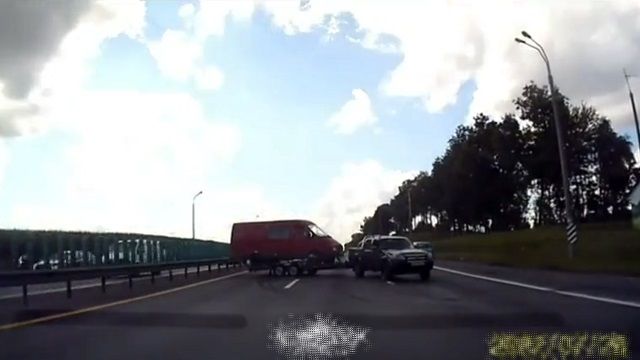 [動画0:34] 車載トレーラーがスネーキング現象を起こすが・・・