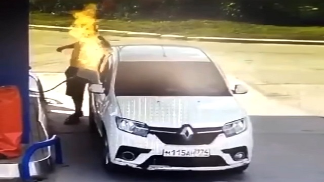 [動画1:21] 給油中に煙草に火をつける男、スタッフが無能だった結果・・・