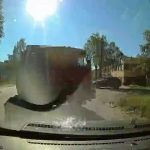 [動画0:10] ダンプに轢かれそうになった女性、懲りずに道路を横断する