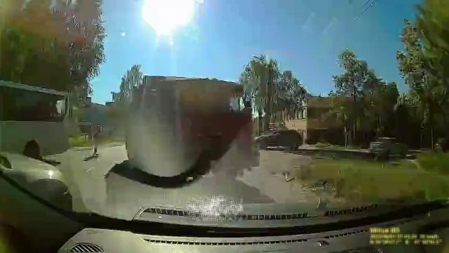 [動画0:10] ダンプに轢かれそうになった女性、懲りずに道路を横断する