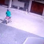[動画0:52] バイクが壁に衝突、事故後の姿がマンガみたくなってしまう