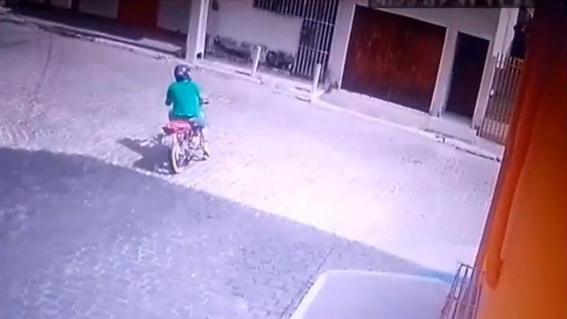 [動画0:52] バイクが壁に衝突、事故後の姿がマンガみたくなってしまう