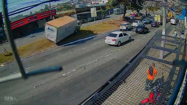 [動画0:17] 暴走トラック、中央分離帯を乗り越えバスに突っ込む