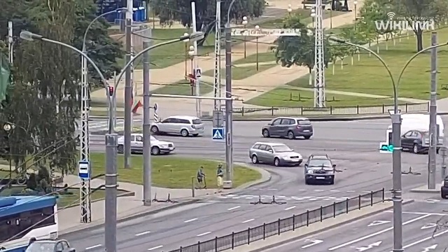[動画0:44] 中央分離帯に突っ込む車、原因は運転手の突然死
