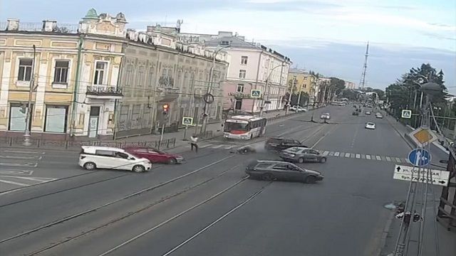 [動画0:22] 警察から逃走するライダーさん、交差点で吹っ飛ぶ