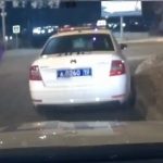 [動画0:16] 警察官、停止させようとしたバイクに撥ねられる