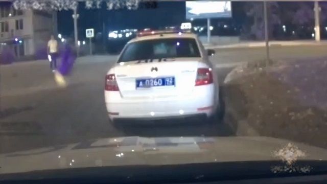 [動画0:16] 警察官、停止させようとしたバイクに撥ねられる