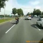 [動画0:15] Ｕターン車線から追い越すバイク、ブロックされて衝突