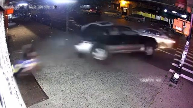 [動画0:31] ニューヨークで起きた歩行者が撥ねられる事故映像がヤバすぎる