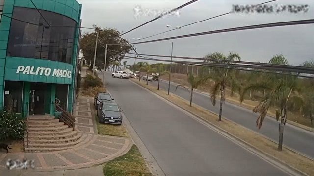 [動画0:25] 突然目の前に無人の車両、避けられず街灯に突っ込む