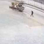 [動画0:20] 歩道に突っ込む高所作業車、歩行者の男性が犠牲に・・・