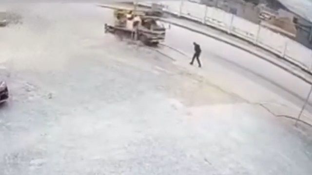 [動画0:20] 歩道に突っ込む高所作業車、歩行者の男性が犠牲に・・・