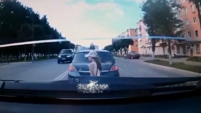 [動画0:10] ７歳少女、車列の間から道路を横断しようとした結果