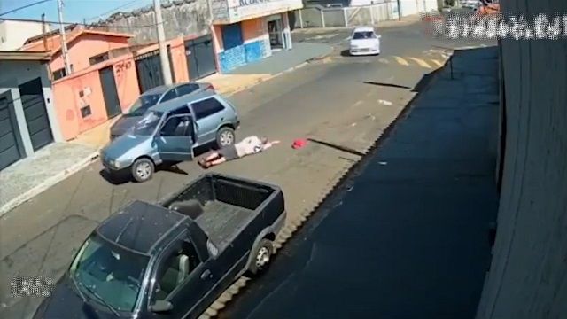 [動画0:25] ドライバーさん、車から振り落とされて置いていかれる