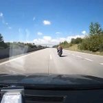 [動画0:55] 時速２４０キロ以上で逃走するバイク、最後は・・・