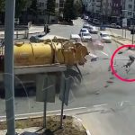 [動画0:33] 交差点で衝突事故、投げ出された男性が交差点を転がる