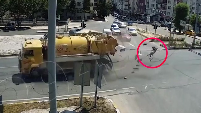 [動画0:33] 交差点で衝突事故、投げ出された男性が交差点を転がる