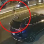 [動画0:32] 道路を横断しようとする女性、バイクに気付いていない・・・