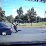 [動画0:37] 左折車に衝突したライダー、道路に叩きつけられる