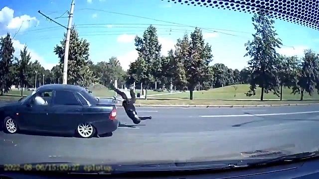 [動画0:37] 左折車に衝突したライダー、道路に叩きつけられる