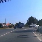 [動画0:27] 緊急走行中のパトカーに猛スピードで正面衝突