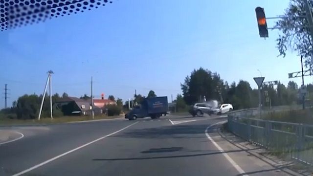 [動画0:27] 緊急走行中のパトカーに猛スピードで正面衝突