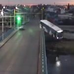 [動画0:49] バス、橋から転落する
