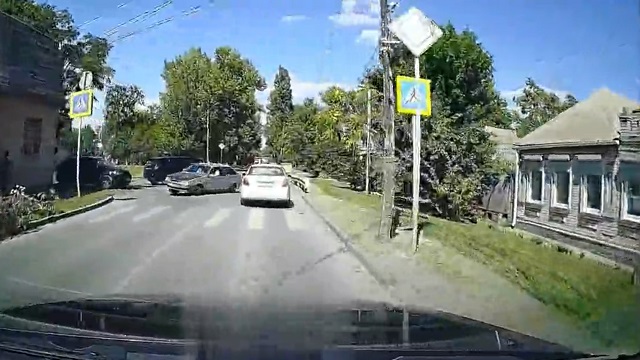 [動画0:16] 事故の原因を作った車、あっという間に逃げていく