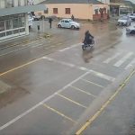 [動画0:15] バイクに気付かず交差点に進入する車、避け切れず接触して転倒