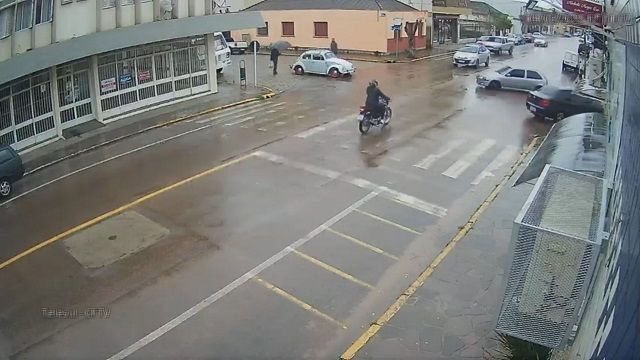 [動画0:15] バイクに気付かず交差点に進入する車、避け切れず接触して転倒