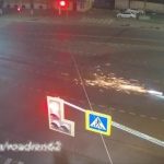 [動画1:06] 深夜に信号を無視して道路を横断する男、バイクが衝突