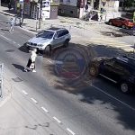 [動画0:32] 横断歩道ではない場所、高齢女性が倒される