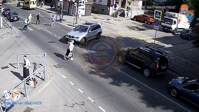 [動画0:32] 横断歩道ではない場所、高齢女性が倒される
