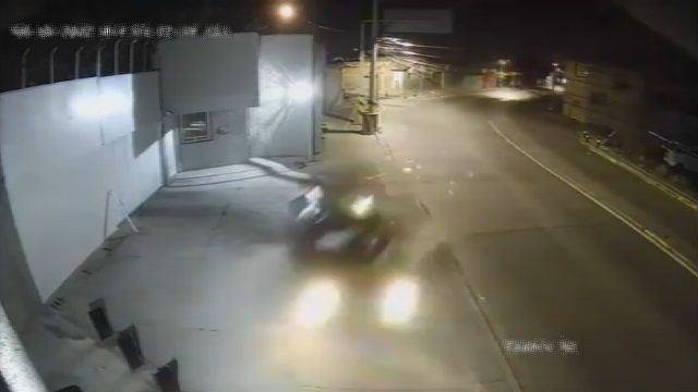 [動画1:28] 猛スピードでコントロールを失った車、壁に突き刺さる
