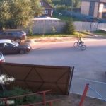 [動画0:40] 自転車の少年、丁字路に飛び出し撥ねられる