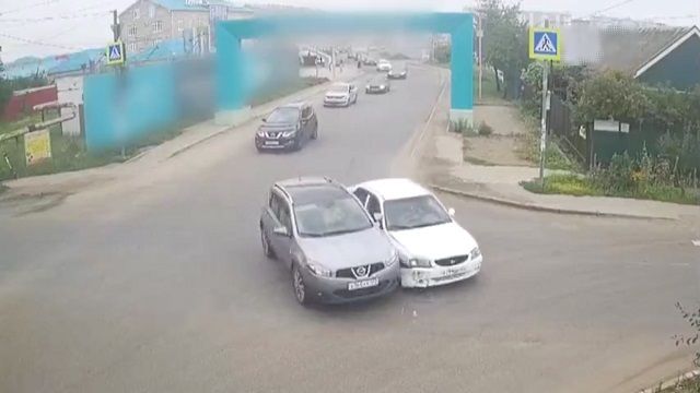 [動画0:16] ロシア人、交差点でもお構いなしに追い越し