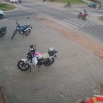 [動画0:11] 信号無視のバイク、交差点で別のバイクと衝突